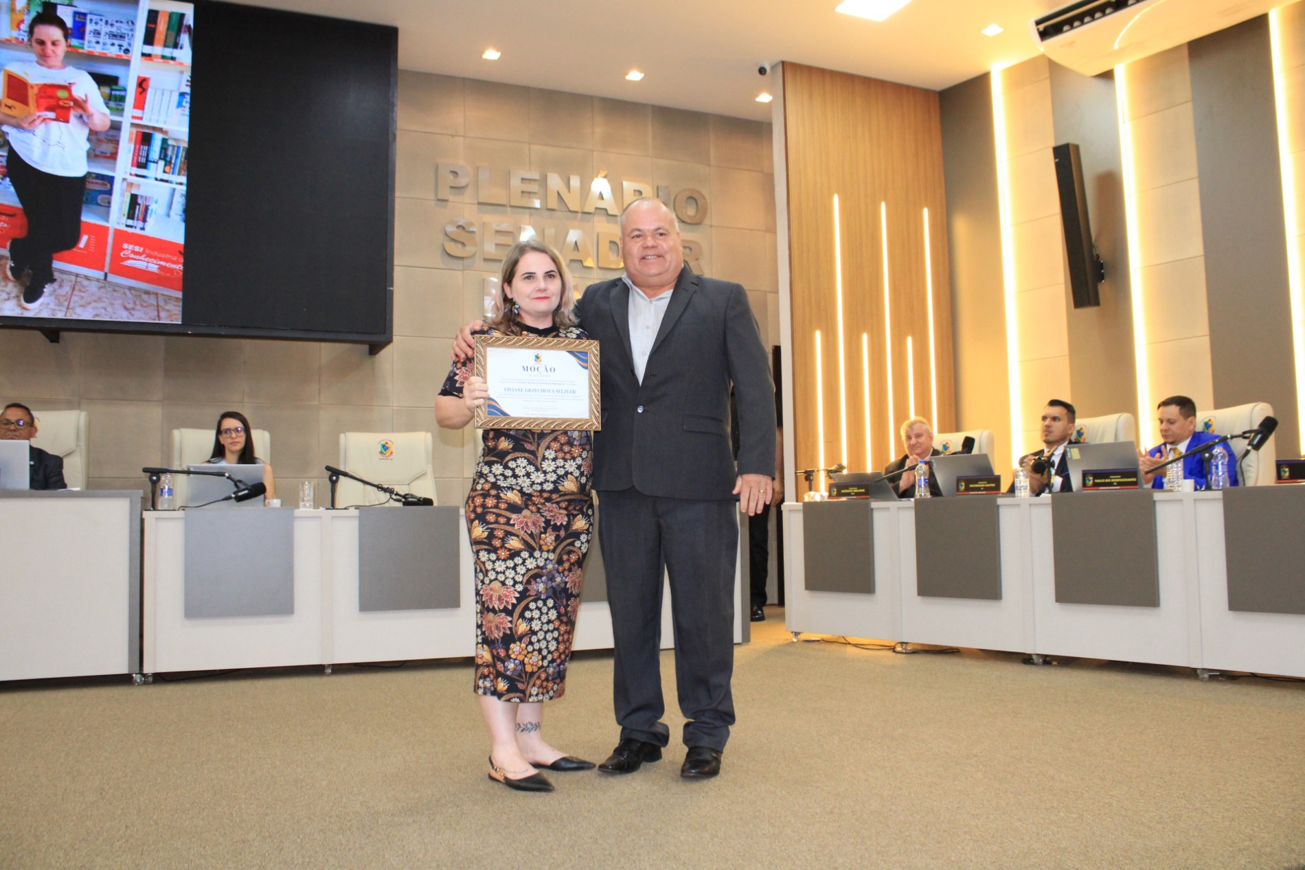 Homenagem à professora Viviane Selzler por conquista no ensino da Astronomia para crianças